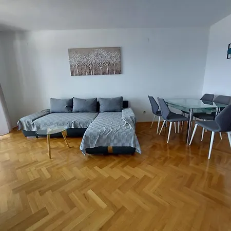 Lo Seaview Haven Apartman *