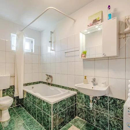 Апартаменты Lo Seaview Haven *
