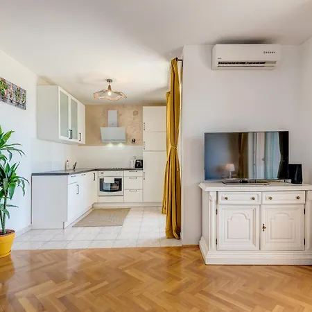 Апартаменти Lo Seaview Haven